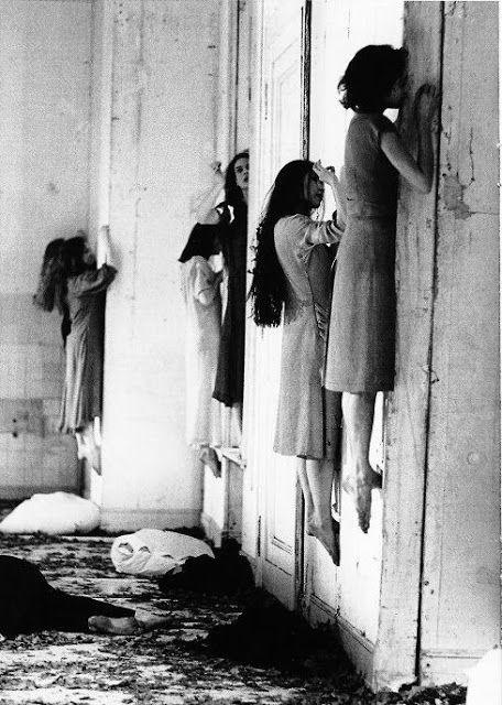 Funny Vintage Photos That Can't be Explained about Women