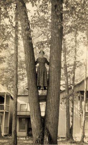 Funny Vintage Photos That Can't be Explained about Women