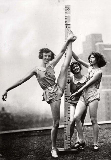Funny Vintage Photos That Can't be Explained about Women