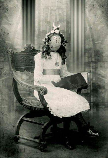 Funny Vintage Photos That Can't be Explained about Women