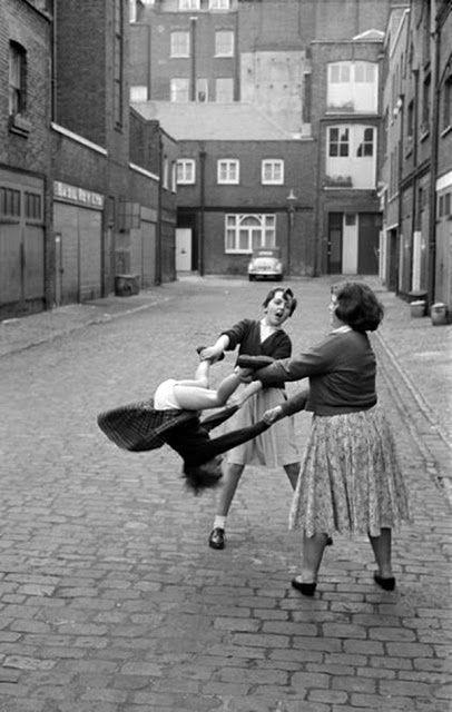 Funny Vintage Photos That Can't be Explained about Women