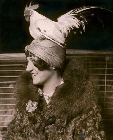 Funny Vintage Photos That Can't be Explained about Women