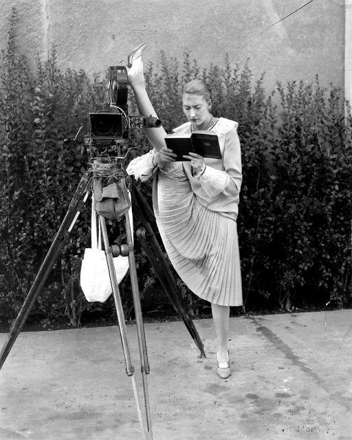Funny Vintage Photos That Can't be Explained about Women