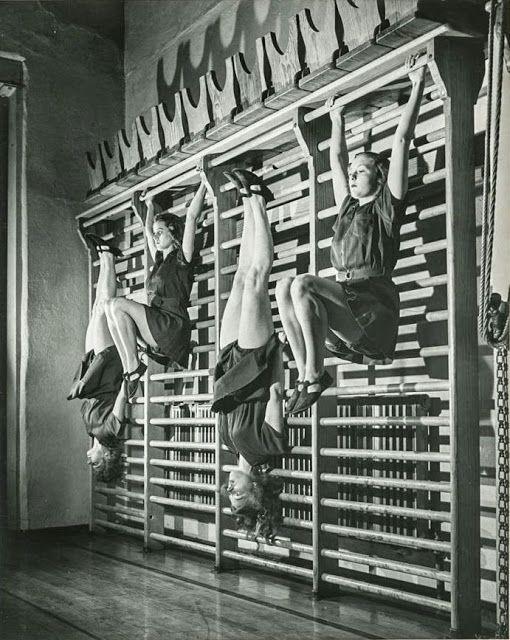 Funny Vintage Photos That Can't be Explained about Women