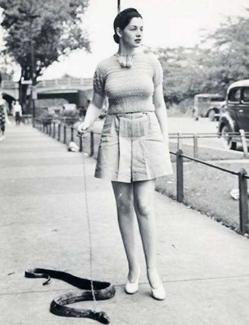 Funny Vintage Photos That Can't be Explained about Women