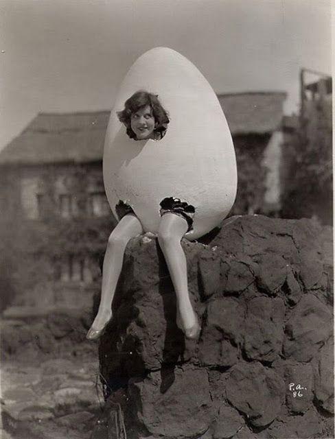 Funny Vintage Photos That Can't be Explained about Women