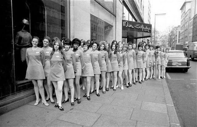 RARE & UNSEENED Miniskirts in 60s and 70s Photos