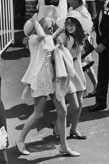 RARE & UNSEENED Miniskirts in 60s and 70s Photos