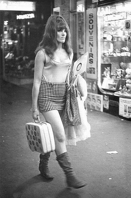 RARE & UNSEENED Miniskirts in 60s and 70s Photos