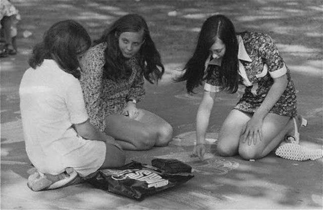 RARE & UNSEENED Miniskirts in 60s and 70s Photos