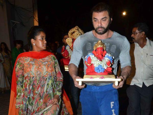 Rare Pics Of Salman Khan Dancing On Dhol theen mar dance