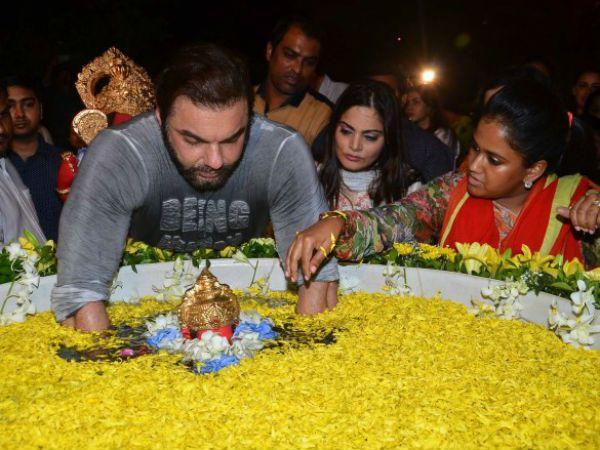 Rare Pics Of Salman Khan Dancing On Dhol theen mar dance