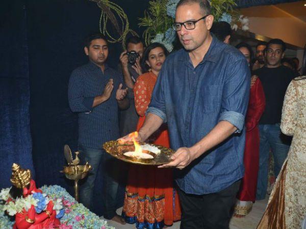 Rare Pics Of Salman Khan Dancing On Dhol theen mar dance