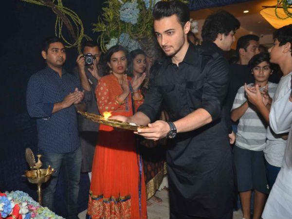 Rare Pics Of Salman Khan Dancing On Dhol theen mar dance