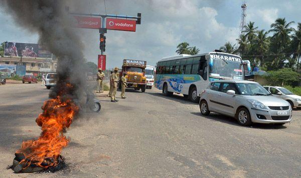 Rare images of Karnataka and tamilnadu Bundh photoss