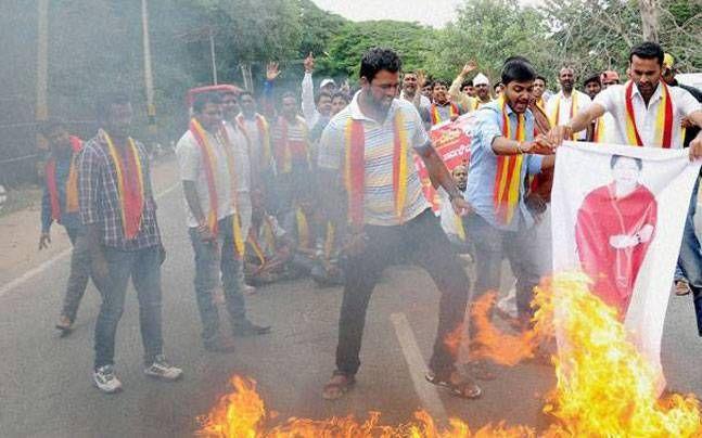 Rare images of Karnataka and tamilnadu Bundh photoss