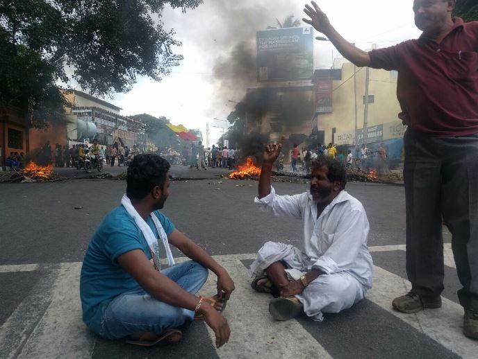 Rare images of Karnataka and tamilnadu Bundh photoss