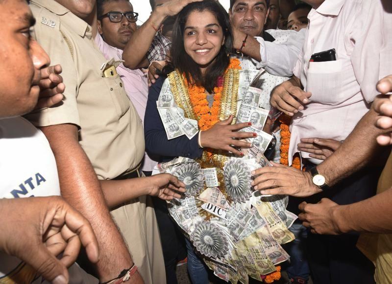 Sakshi Malik gets a Grand Welcome in Harayana Photos
