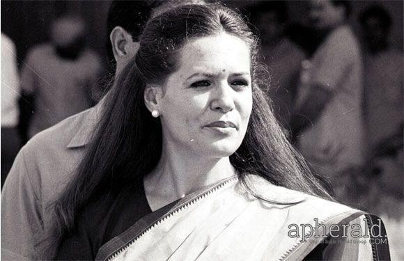 UNSEEN & RARE Pictures of Sonia Gandhi