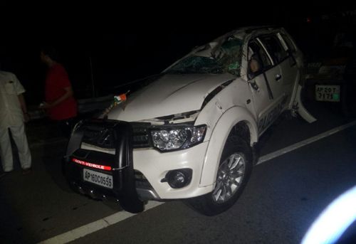 APCOB Chairman Pinnamaneni Venkateswara Rao Car Accident photos 