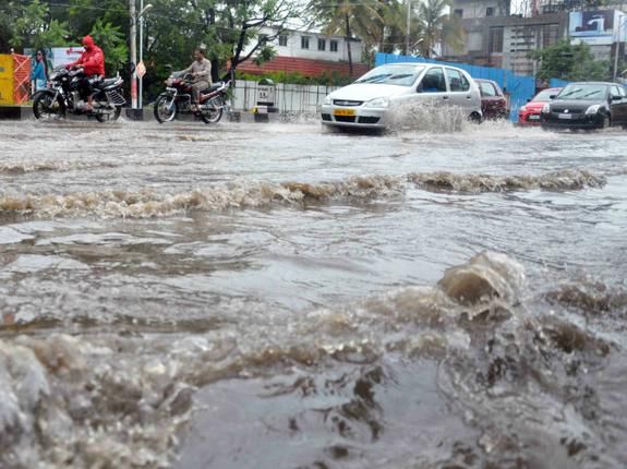 Heavy rains lash Telangana Photos