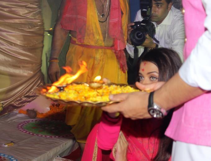 PHOTOS: Abhishek & Aishwarya Rai Visits Lalbaugh Cha Raja