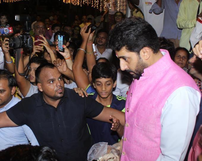 PHOTOS: Abhishek & Aishwarya Rai Visits Lalbaugh Cha Raja