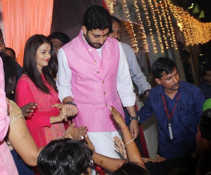 PHOTOS: Abhishek & Aishwarya Rai Visits Lalbaugh Cha Raja