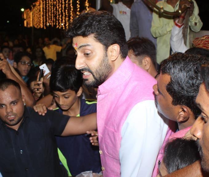 PHOTOS: Abhishek & Aishwarya Rai Visits Lalbaugh Cha Raja