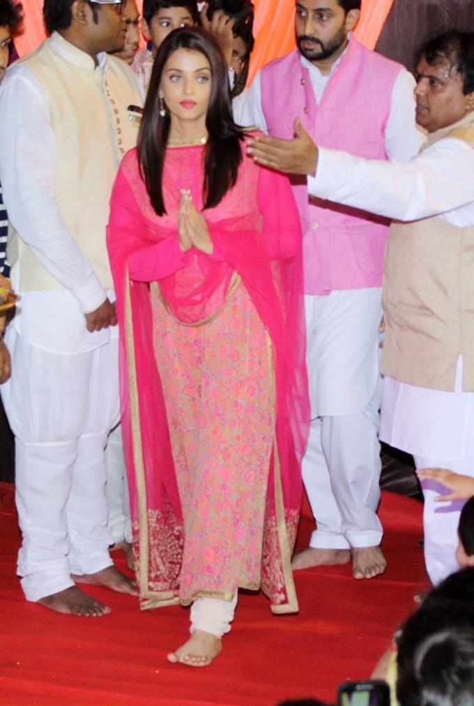 PHOTOS: Abhishek & Aishwarya Rai Visits Lalbaugh Cha Raja