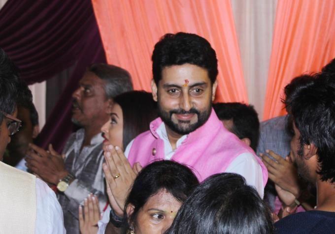 PHOTOS: Abhishek & Aishwarya Rai Visits Lalbaugh Cha Raja