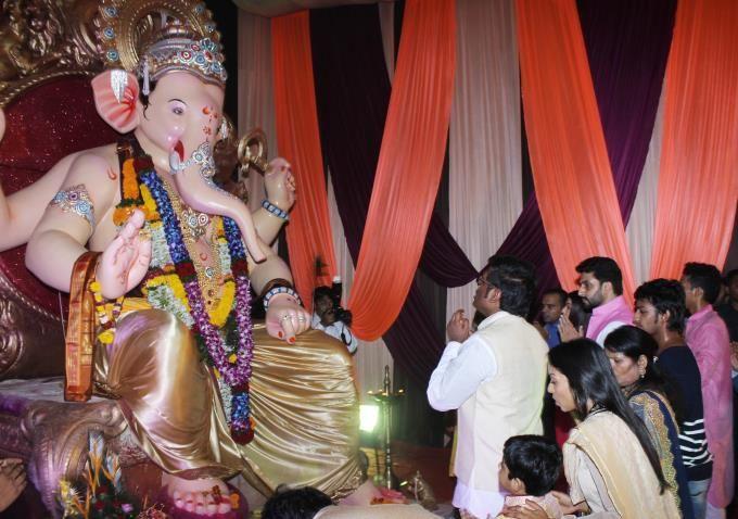 PHOTOS: Abhishek & Aishwarya Rai Visits Lalbaugh Cha Raja