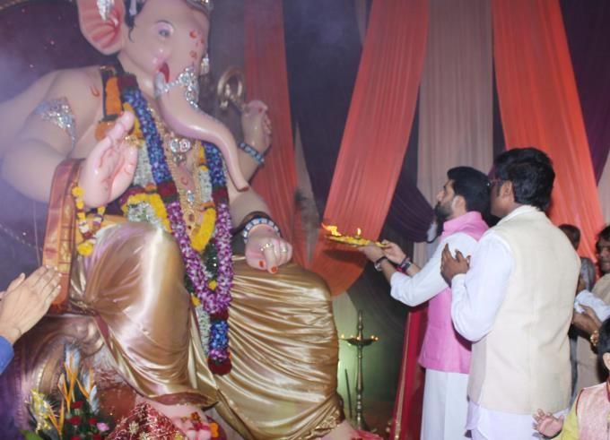 PHOTOS: Abhishek & Aishwarya Rai Visits Lalbaugh Cha Raja