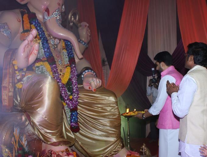 PHOTOS: Abhishek & Aishwarya Rai Visits Lalbaugh Cha Raja
