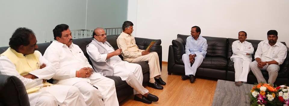 Telangana  cm KCR Spotted at Chandra babu House at Vijyawada