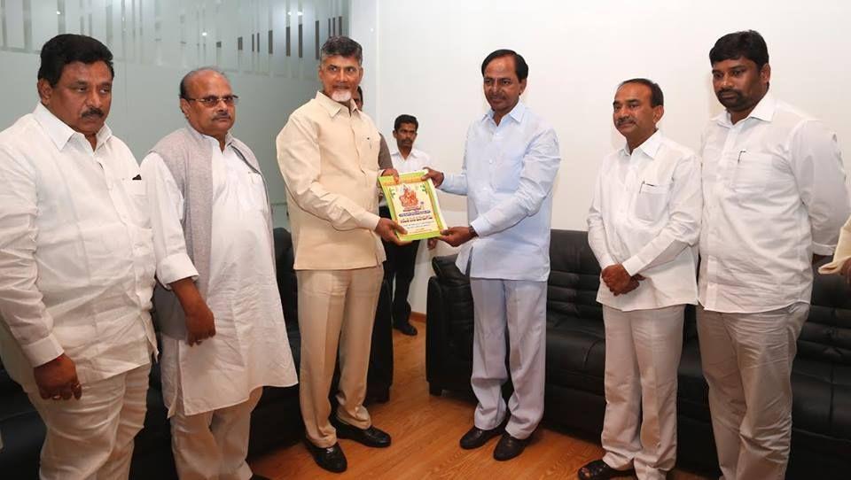 Telangana  cm KCR Spotted at Chandra babu House at Vijyawada