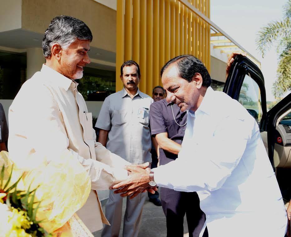 Telangana  cm KCR Spotted at Chandra babu House at Vijyawada