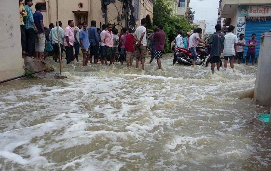 Heavy rain lashes Hyderabad Pictures