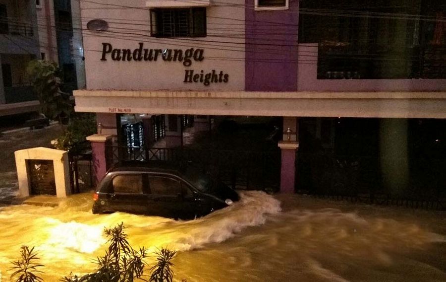 Heavy rain lashes Hyderabad Pictures