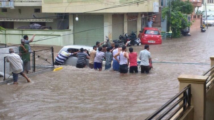 Heavy rain lashes Hyderabad Pictures