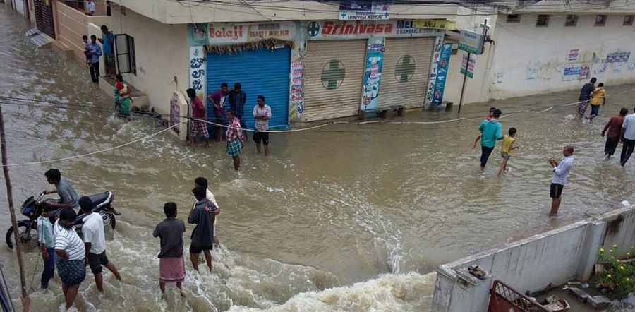Heavy rain lashes Hyderabad Pictures