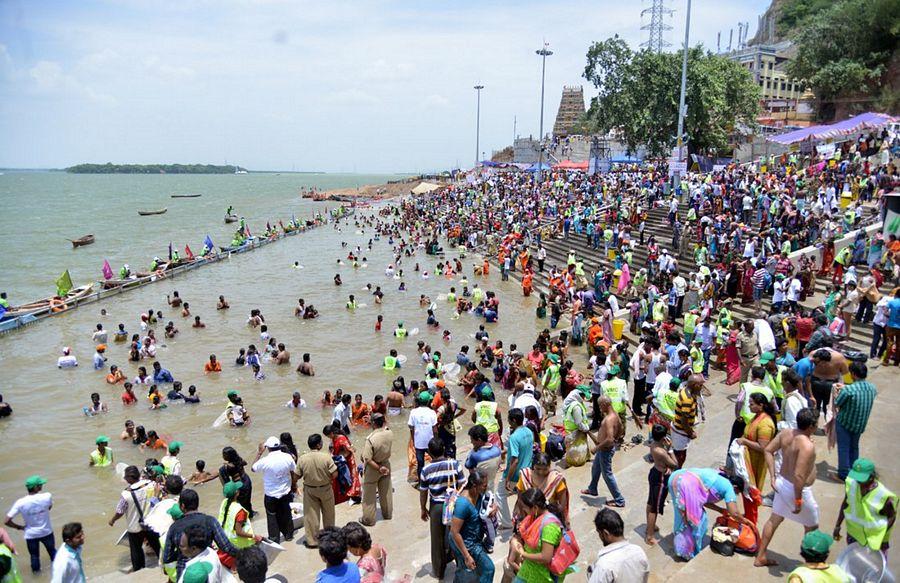 Last Day Of Krishna Pushkaralu Photos