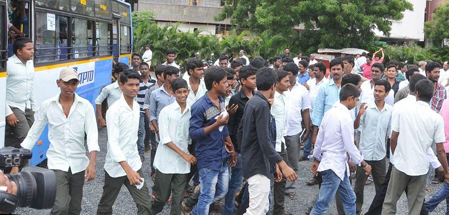 YS Jagan At Yuva Bheri Images In Nellore