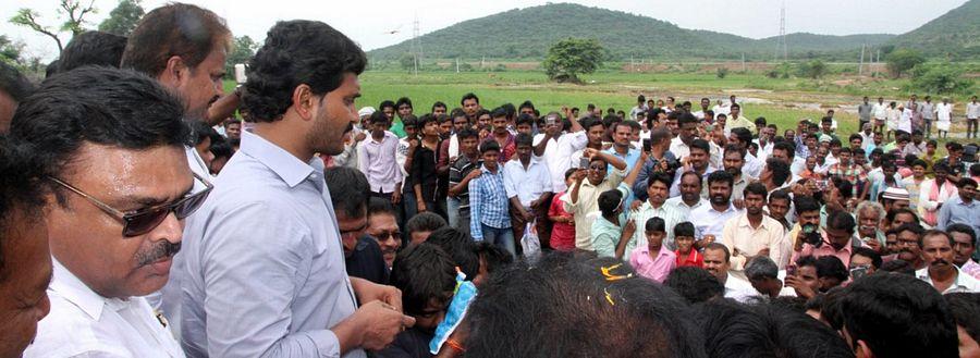 YS Jagan Mohan Reddy Visits Flood hit Villages in Guntur District