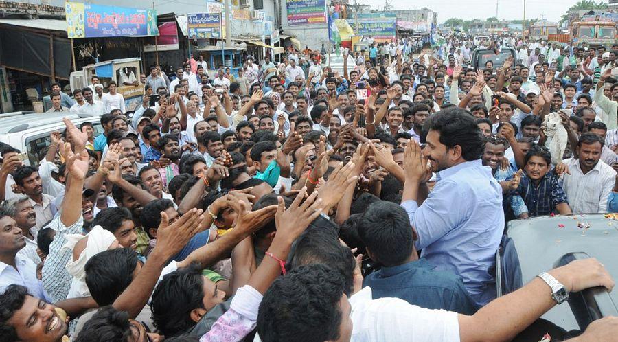 YS Jagan Mohan Reddy Visits Flood hit Villages in Guntur District