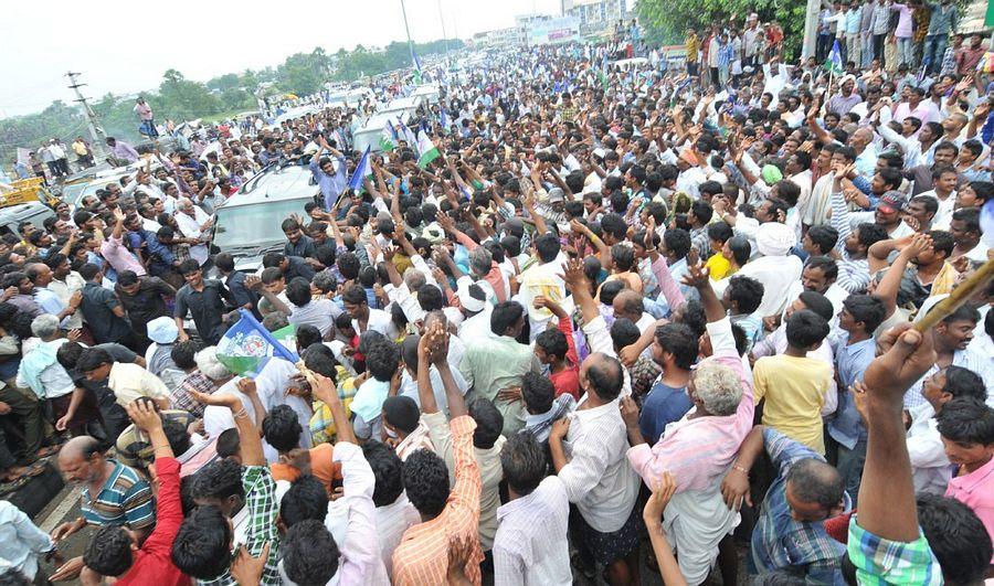 YS Jagan Mohan Reddy Visits Flood hit Villages in Guntur District