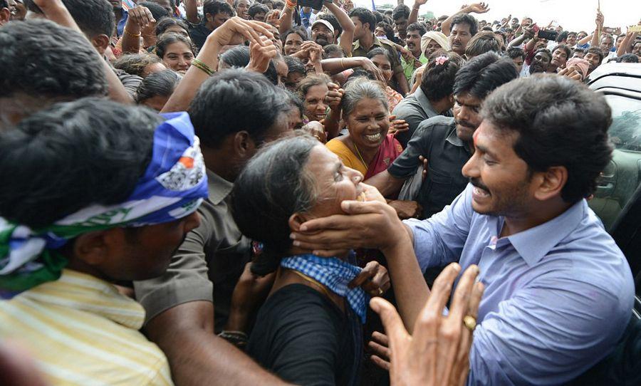 YS Jagan Mohan Reddy Visits Flood hit Villages in Guntur District