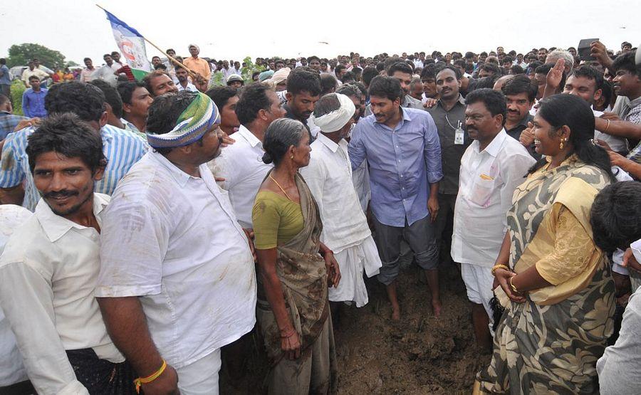 YS Jagan Mohan Reddy Visits Flood hit Villages in Guntur District