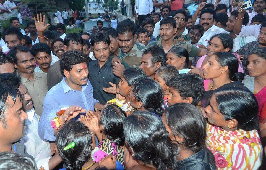 YS Jagan Mohan Reddy Visits Flood hit Villages in Guntur District