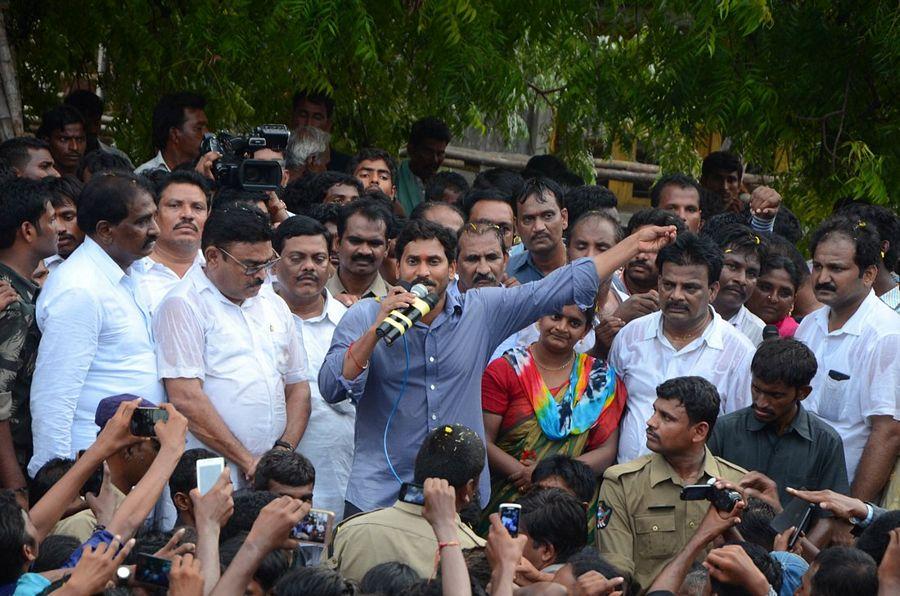 YS Jagan Mohan Reddy Visits Flood hit Villages in Guntur District